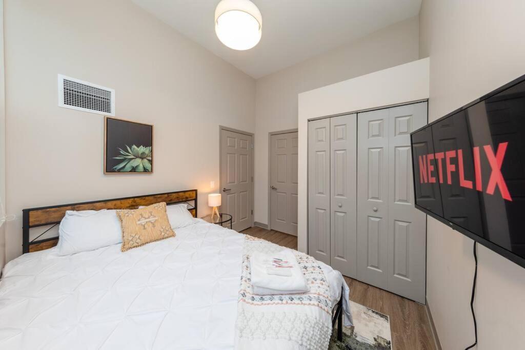 Stylish 2Br Apartment With Optional Parking, Patio And Gym Near Mccormick Place, Shedd Aquarium, Field Museum & Lakefront Trail Apartment