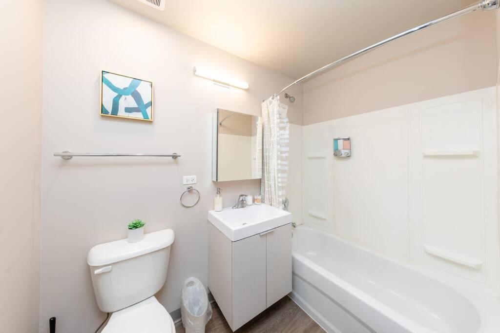 Apartment Stylish 2Br Apartment With Optional Parking, Patio And Gym Near Mccormick Place, Shedd Aquarium, Field Museum & Lakefront Trail