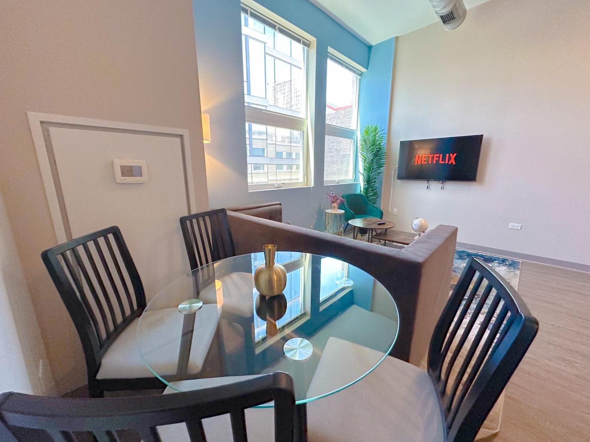 Apartment Stylish 2Br Apartment With Optional Parking, Patio And Gym Near Mccormick Place, Shedd Aquarium, Field Museum & Lakefront Trail Chicago